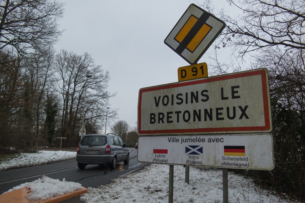 Panneau d'entrée de Voisins-le-Bretonneux Panneau d'entrée de Voisins-le-Bretonneux
