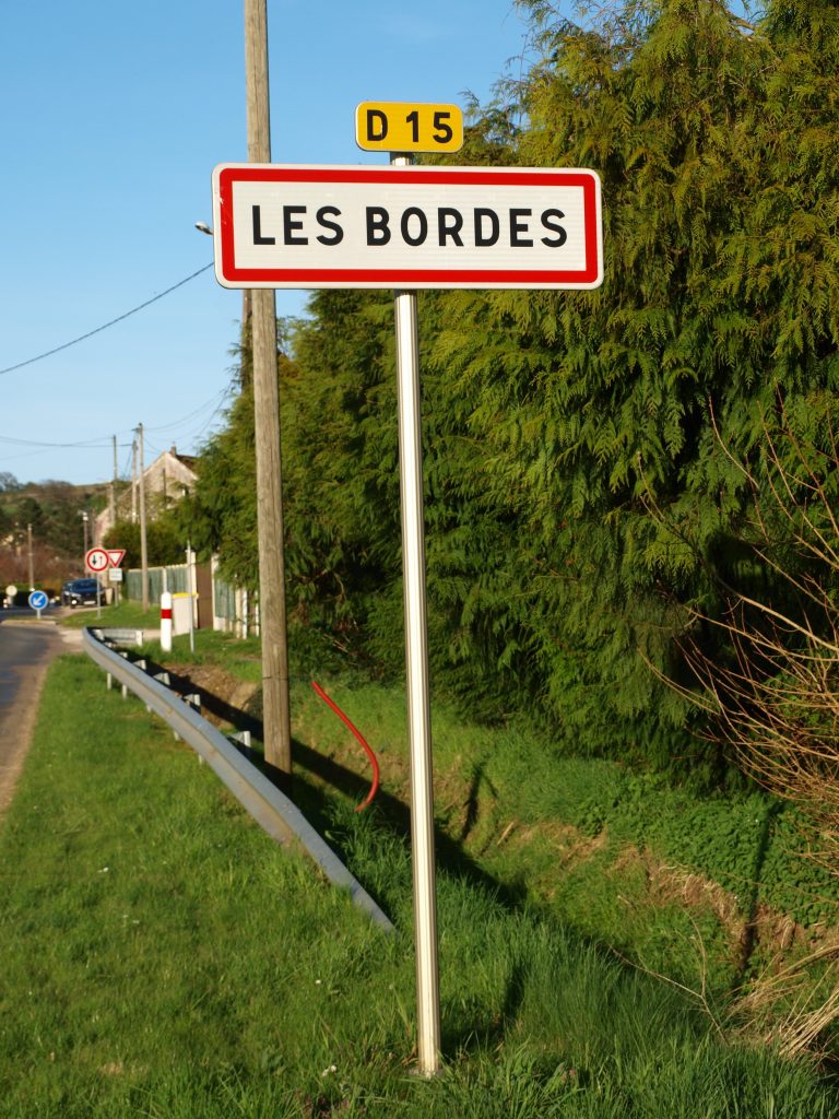 Panneau d'entrée de La Celle-les-Bordes Panneau d'entrée de La Celle-les-Bordes