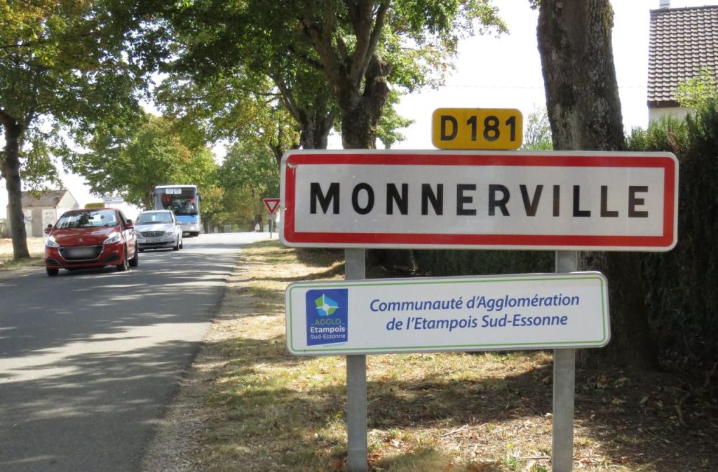 Panneau d'entrée de Monnerville Panneau d'entrée de Monnerville